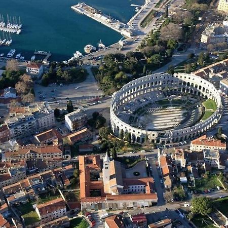 Appartement In Pula Mit Terrasse, Garten Und Grill Štinjan Esterno foto